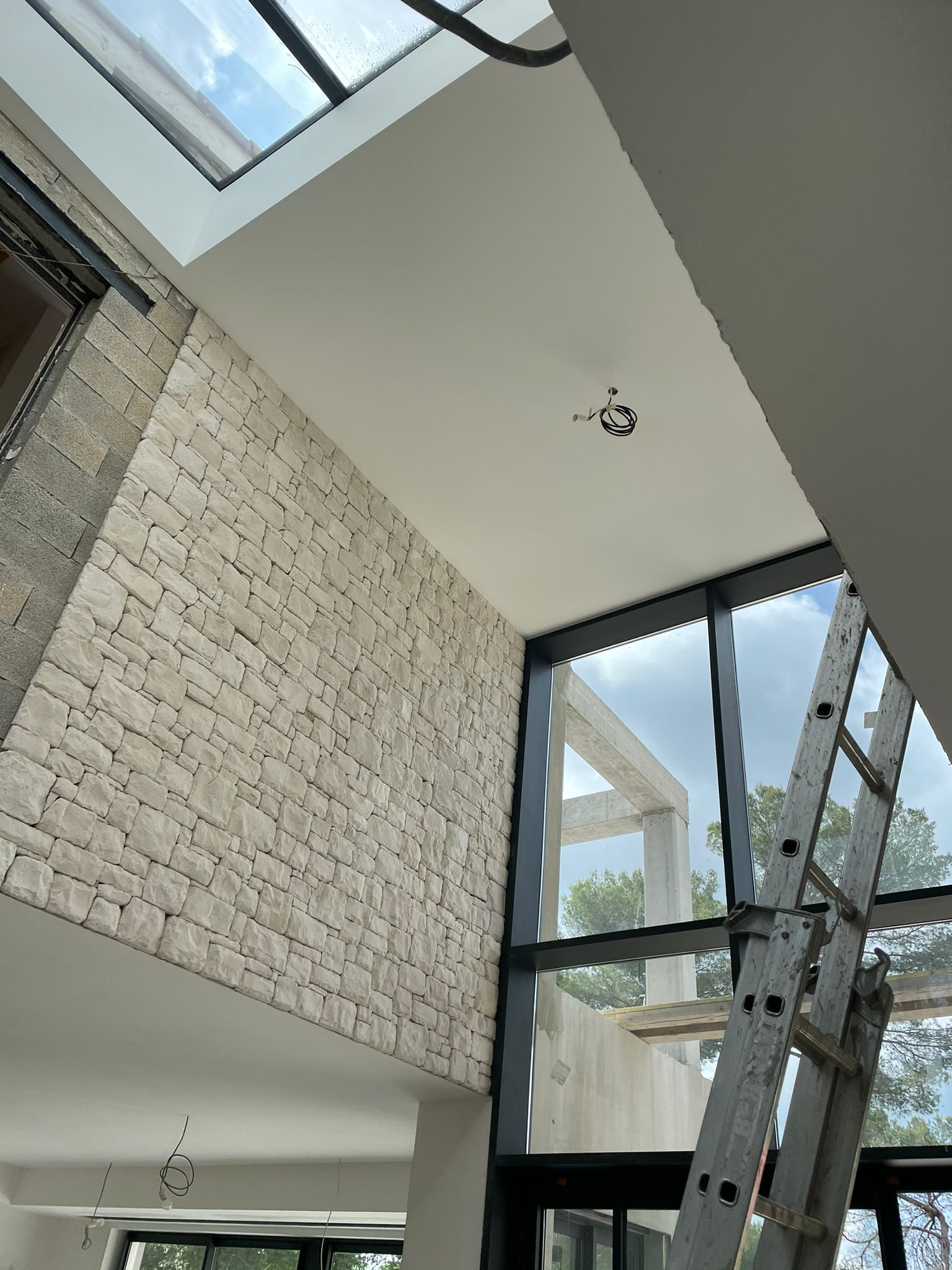 Construction: stone cladding installation