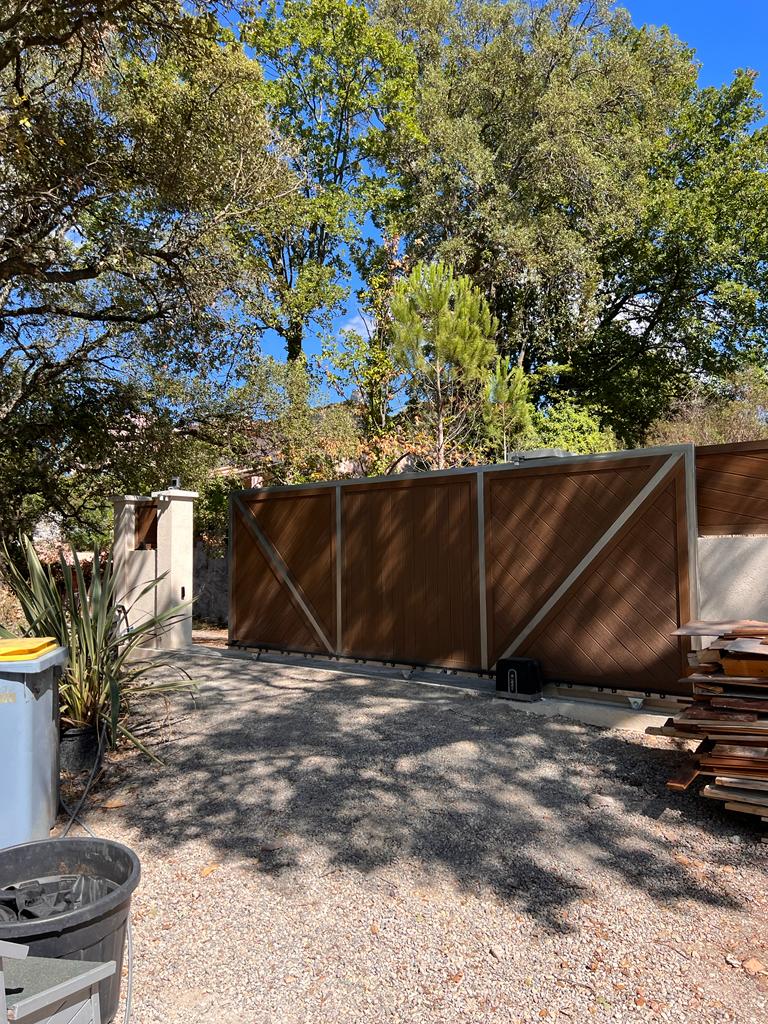 Automatic gate construction