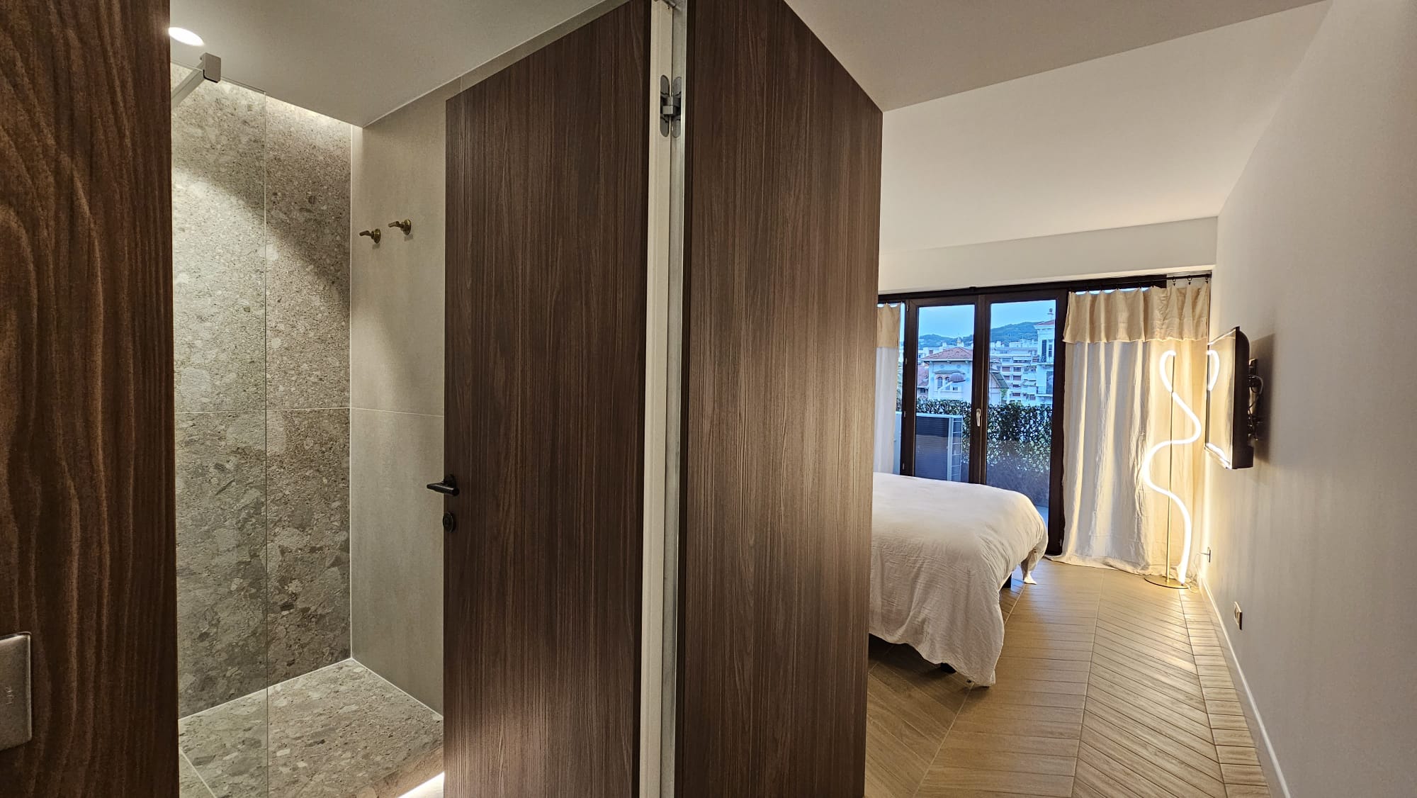Renovation: flush concealed doors in a shower room