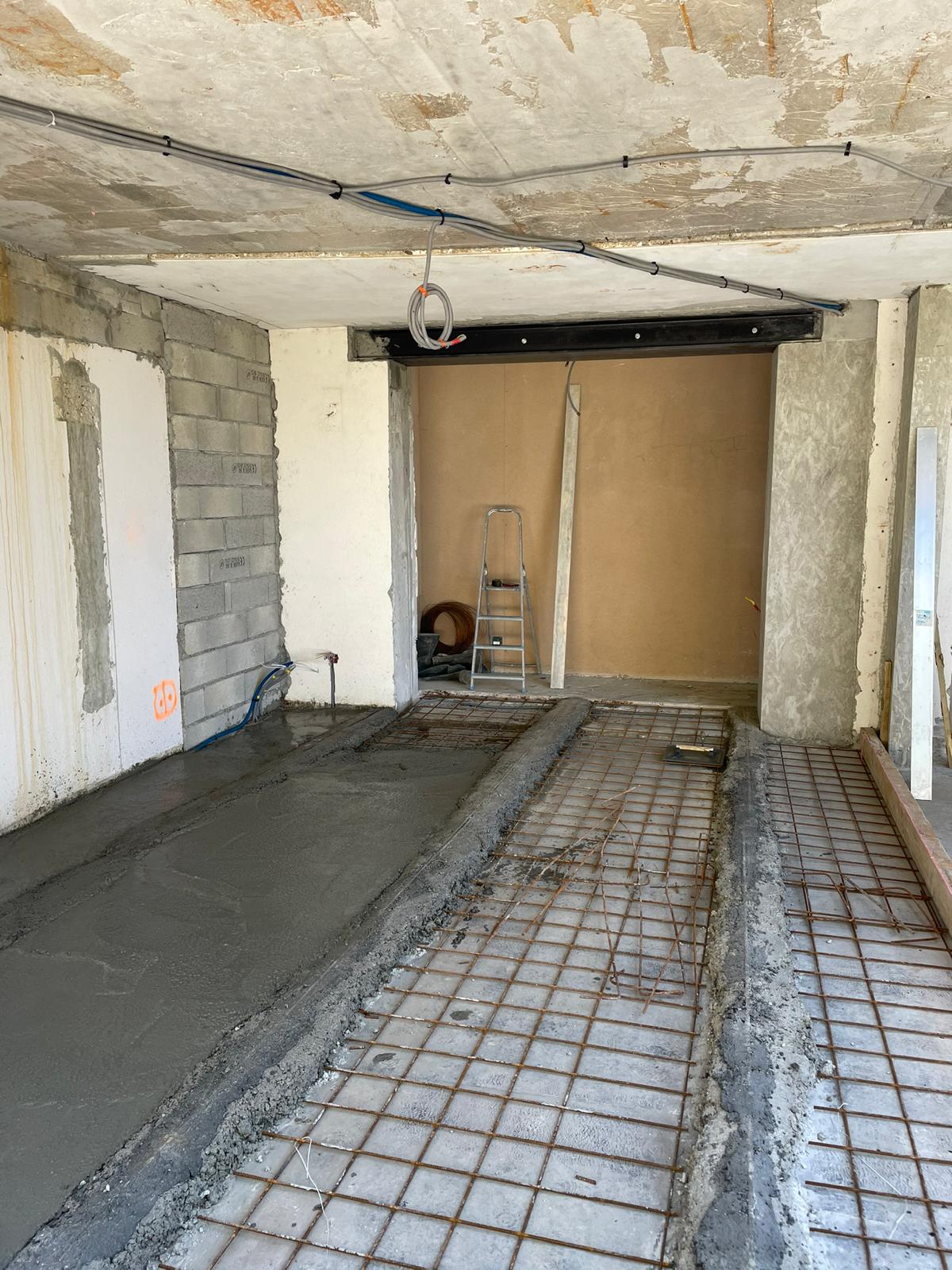 Steel I-beams (IPN) and reinforced screed