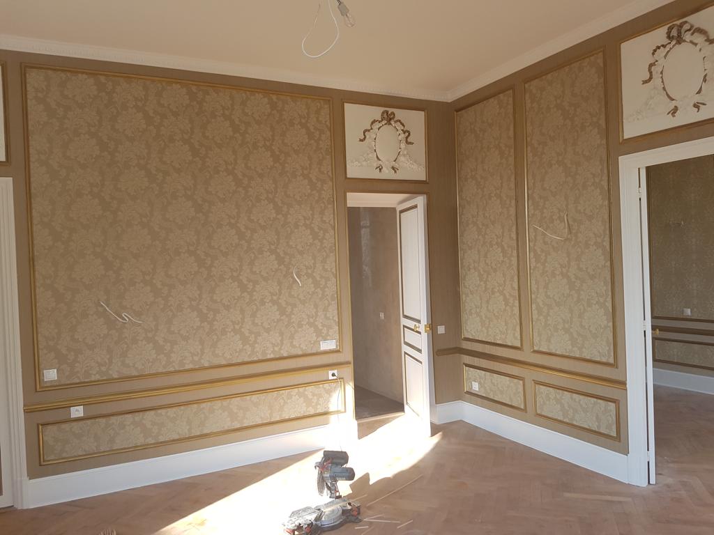 Renovation and decoration: hardwood floor, wallpaper and plaster moldings